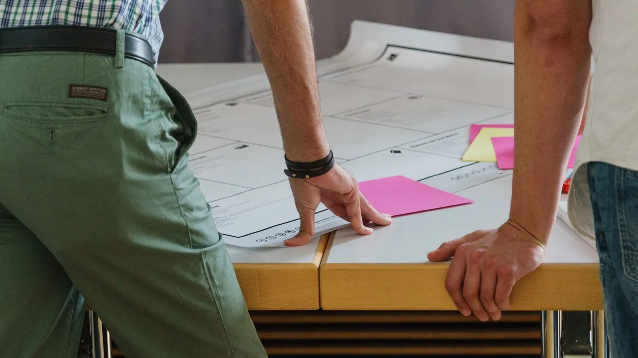 Collègues penchés sur une table couverte de notes pendant un atelier