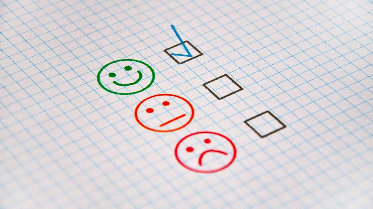 Cases à cocher associées à des visages souriant, neutre et triste