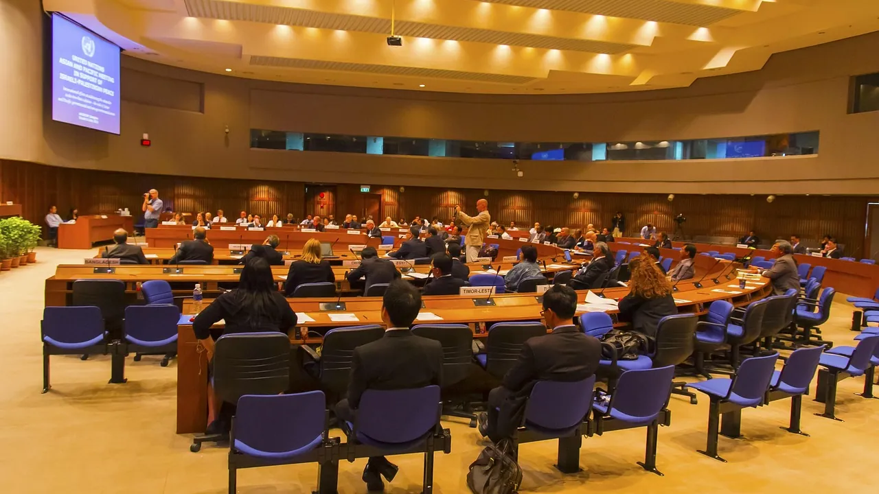 Salle de conférence occupée par des participants attentifs