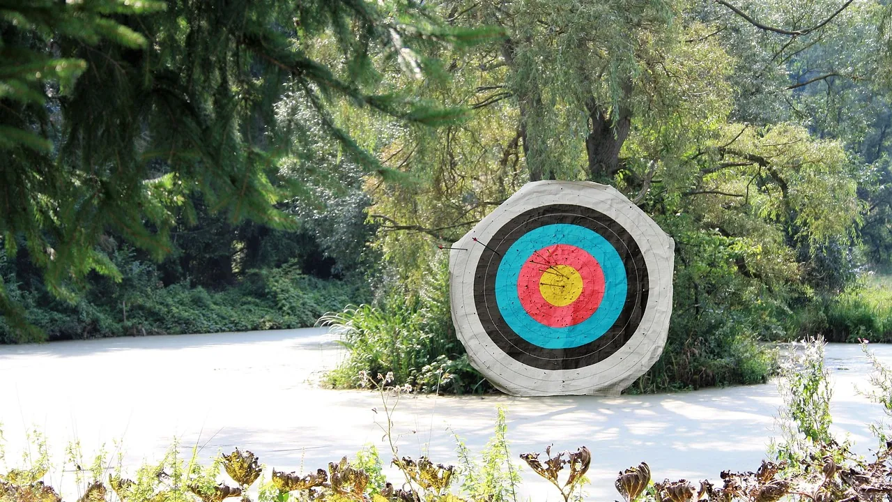 Cible de tir à l'arc installée dans un parc
