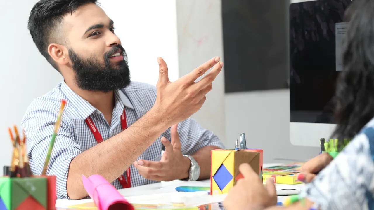 Manager expliquant un point à une collègue à son bureau