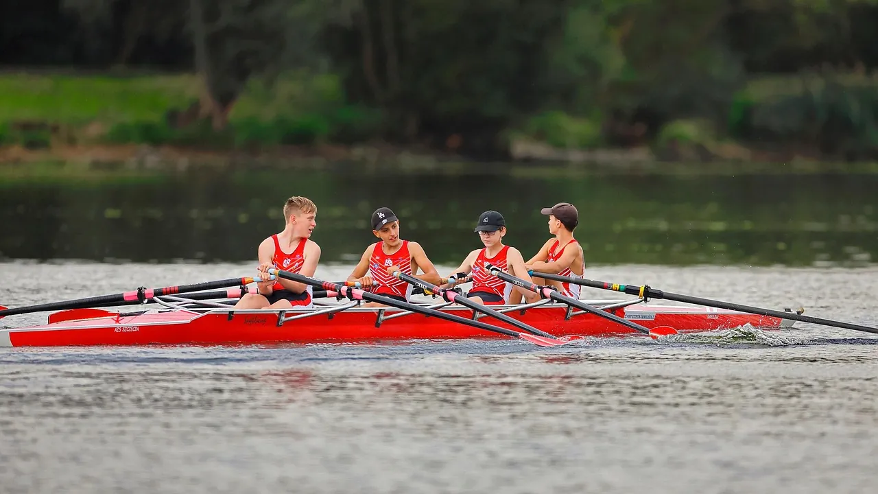 Équipe d'aviron à quatre ramant en cadence